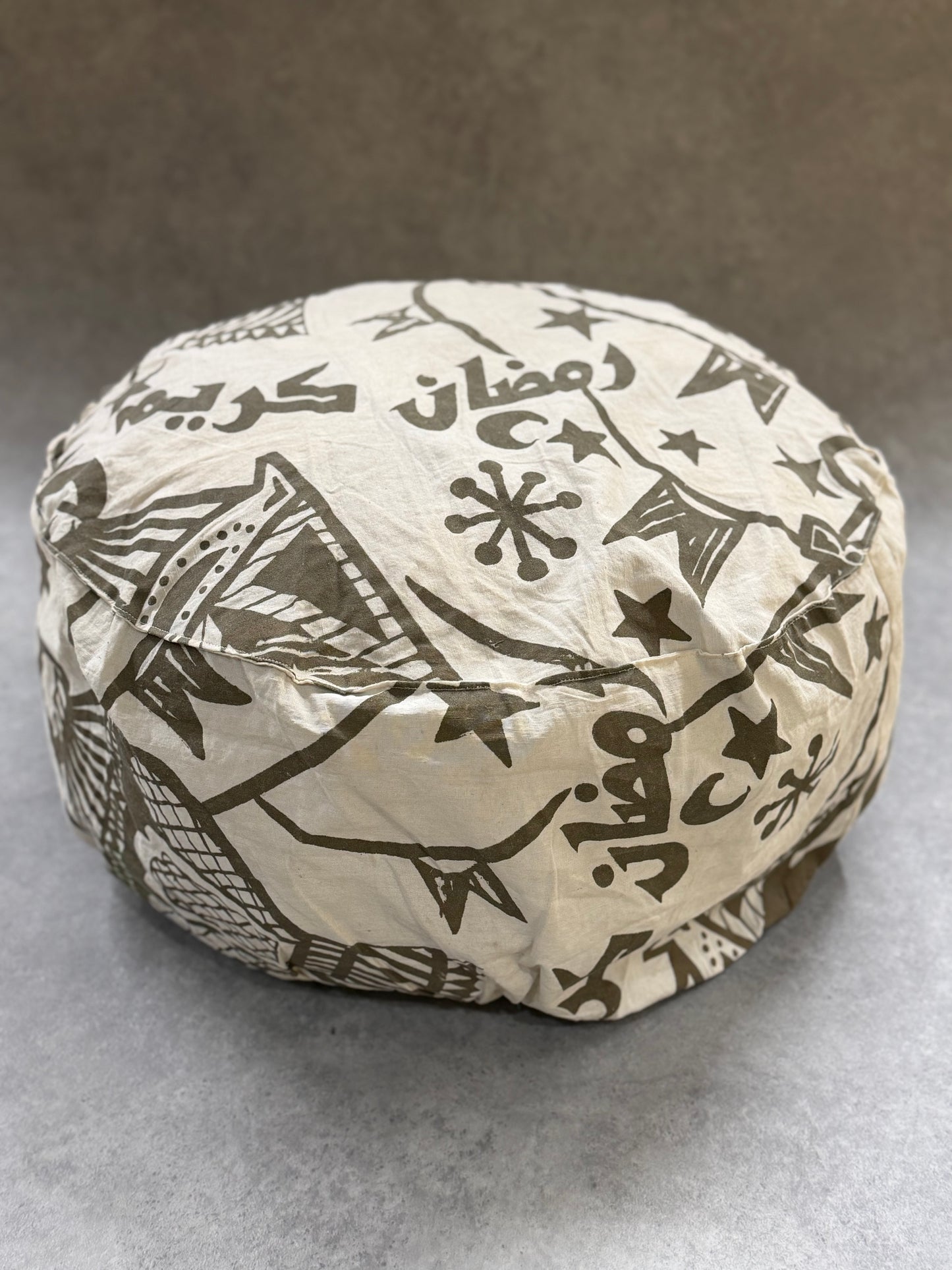 Ramadan Kareem Padded Floor Pouf – Elegant Arabic Calligraphy Seating